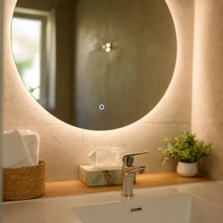 Wims - Romantic With Private Jacuzzi, Garden & Parking