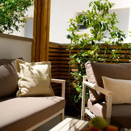 Wims - Romantic With Private Jacuzzi, Garden & Parking *